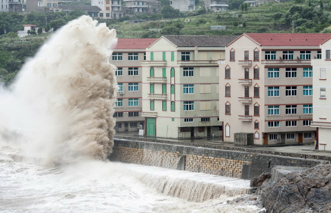 Sóng cao do ảnh hưởng từ bão Chan-hom đe dọa khu nhà ở tại Wenling, tỉnh Chiết Giang ngày 10-7 - Ảnh: Reuters