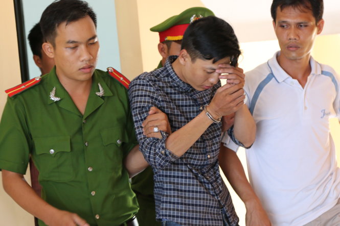 Nghi phạm Nguyễn  Hải Dương được dẫn giải từ trụ sở Công an huyện Chơn Thành, tỉnh Bình Phước ra xe về trại  tạm giam - Ảnh: Gia Minh