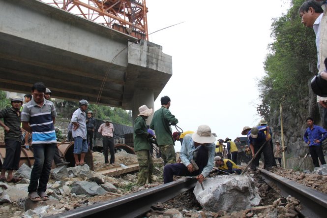 Đơn vị thi công quốc lộ 1 làm rơi tảng đá này xuống đường ray khiến đường sắt bị ngưng trệ hơn 8 giờ Ảnh: Trần Mai