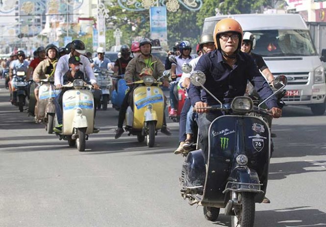 Diễu hành xe trên đường Trần Phú - Ảnh: Huyền Trang