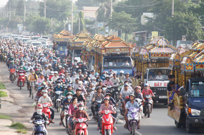 Đoàn xe kéo dài hơn 1km đưa tiễn các nạn nhân trong vụ thảm sát - Ảnh: XUÂN AN