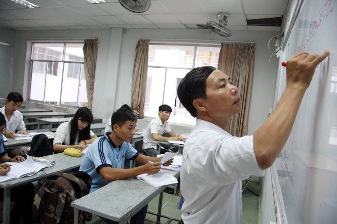 Học sinh lớp 12 khoa giáo dục thường xuyên Trường ĐH Công nghiệp TP.HCM trong giờ ôn tập môn sinh - Ảnh: Trần Huỳnh