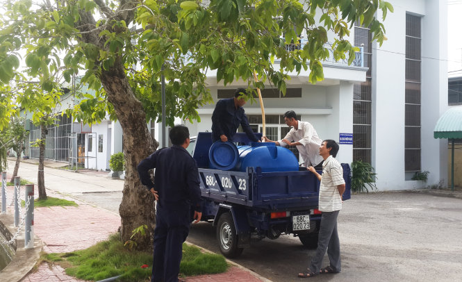Một xe chở nước của KIWACO lấy nước từ hồ dự phòng chở đi cấp cho Bệnh viện Đa khoa Kiên Giang sáng 12-7Ảnh: K.NAM
