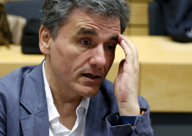 Bộ trưởng Tài chính Hi Lạp Euclid Tsakalotos tỏ ra căng thẳng khi chờ đợi cuộc họp Eurogroup nối lại - Ảnh: Reuters