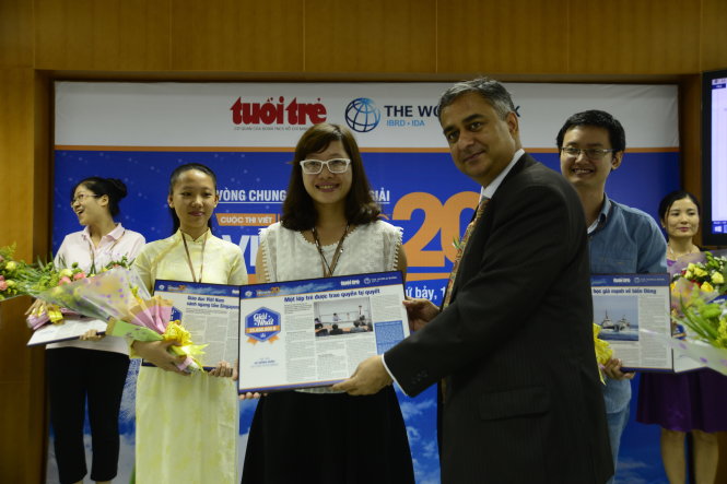 Ông Sandeep Mahajan, chuyên gia kinh tế trưởng Ngân hàng Thế giới tại Việt Nam, trao giải nhất (nhóm tuổi từ 15 - 30) cho tác giả Lê Hồng Mận - Ảnh: DUYÊN PHAN