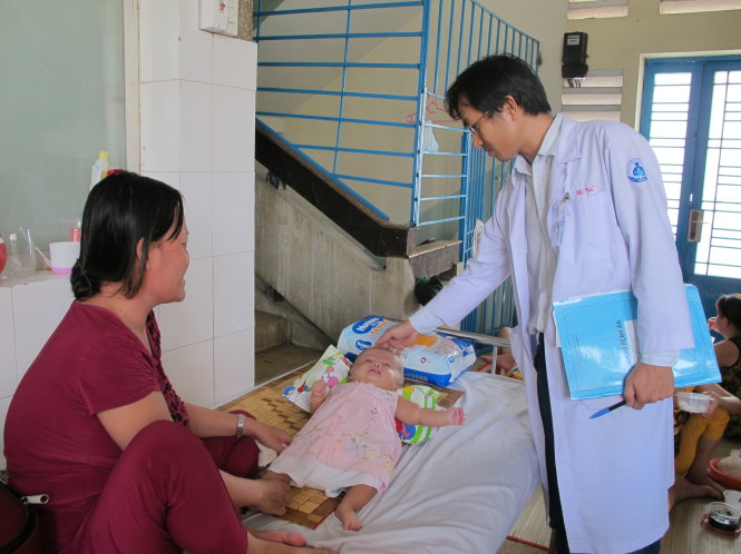 Một bệnh nhi bị não úng thủy chờ phẫu thuật tại Bệnh viện Nhi Đồng 1, TP.HCM - Ảnh: THÙY DƯƠNG