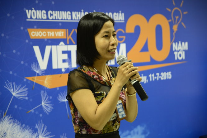 Tác giả Song Phương (giải nhất nhóm tuổi trên 30) trình bày bài dự thi ở vòng chung khảo - Ảnh: D.PHAN