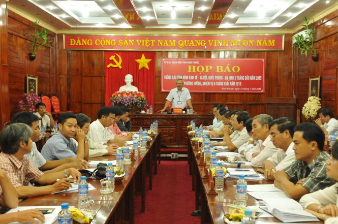 3.	Ông Nguyễn Văn Thành, Chánh văn phòng UBND tỉnh Bình Phước (chính giữa) chủ trì buổi họp báo sáng 14-7 - Ảnh: NHẤT NGUYÊN