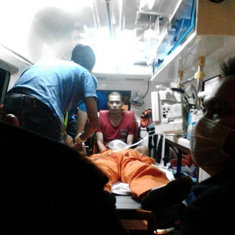 Đội cứu hộ đang chăm sóc một thuyền viên Việt Nam - Ảnh: MMEA