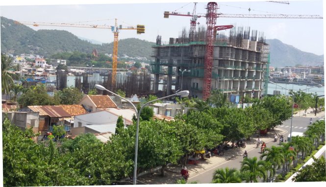 Công trình khách sạn Mường Thanh đang xây khiến tháp Bà Po Nagar sẽ bị che lấp khi nhìn từ biển vào - Ảnh: Phan Sông Ngân