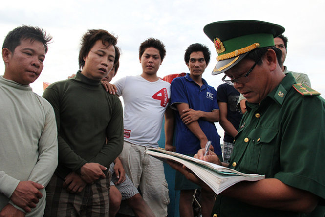 Cơ quan chức năng cùng các ngư dân ghi lại sự việc bị tông chìm tàu - Ảnh: Trần Mai