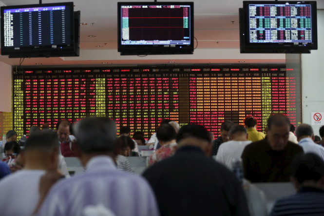 Nhiều nhà đầu tư nhỏ lẻ ở Trung Quốc chơi chứng khoán kiểu đánh bạc cầu may (ảnh chụp tại sàn chứng khoán Thượng Hải ngày 14-7)  Ảnh: Reuters