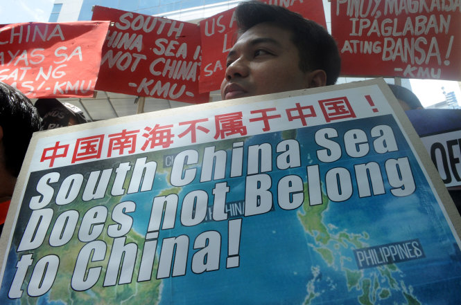 Người dân Philippines biểu tình trước lãnh sự quán Trung Quốc Ảnh: AFP