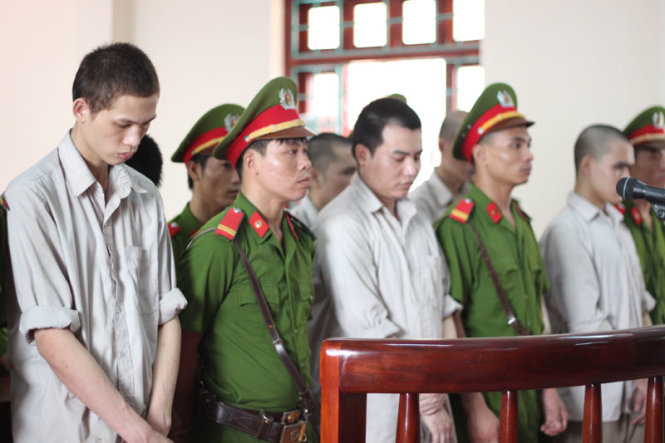 Khi xét xử sơ thẩm lần 2, bị cáo Phùng Mạnh Tuấn (ngoài cùng bên trái) thoát án tử hình - Ảnh: T.L