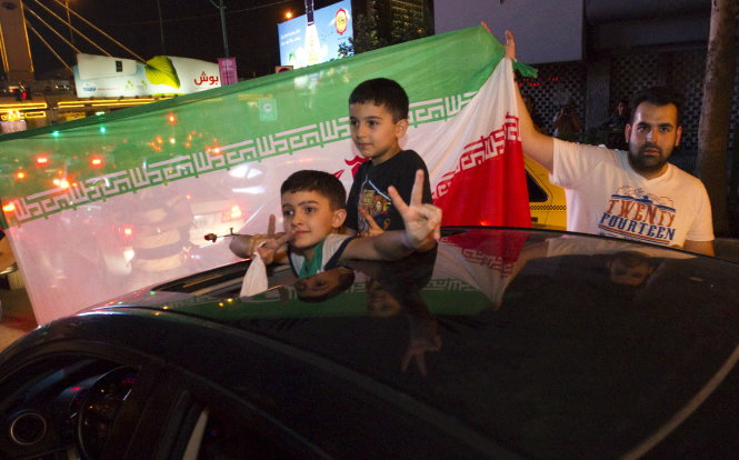 Người dân Iran ăn mừng thỏa thuận vào tối 14-7 ở thủ đô Tehran