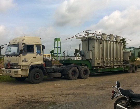 Chiếc xe chở hàng khủng tại trạm cân trên Quốc lộ 62 - Ảnh: ATGT