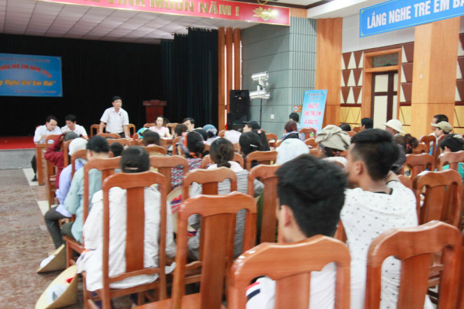 Gần 100 người dân phải họp tại hội trường nhà văn hóa huyện khi kéo đến UBND huyện Thủy Nguyên đề nghị làm rõ sự việc - Ảnh: Tiến Thắng