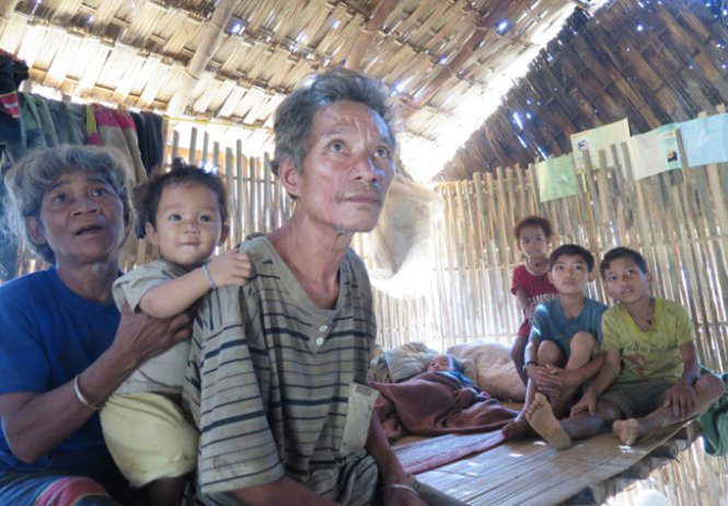 Gia đình ông Hồ Văn Sanh lo lắng do vừa mất hai người vì căn bệnh, và một đứa con cũng đang có dấu hiệu mắc bệnh này - Ảnh: Tấn Vũ