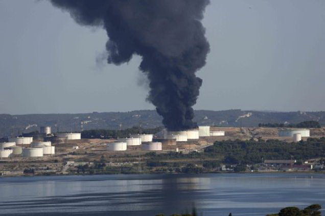 ​Vụ nổ tại một nhà máy hóa dầu ở Marseille (Pháp) - Ảnh: Reuters​