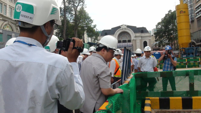 Phó Thủ tướng Hoàng Trung Hải kiểm tra tiến độ thi công tuyến metro số 1 Bến Thành-Suối Tiên - Ảnh: NGỌC ẨN