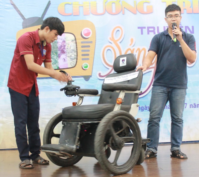 Xe lăn điện điều khiển tự động của nhóm tác giả là sinh viên Trường ĐH Nguyễn Tất Thành sẽ là một trong những công trình được giới thiệu trong chương trình Ảnh: Q.L.