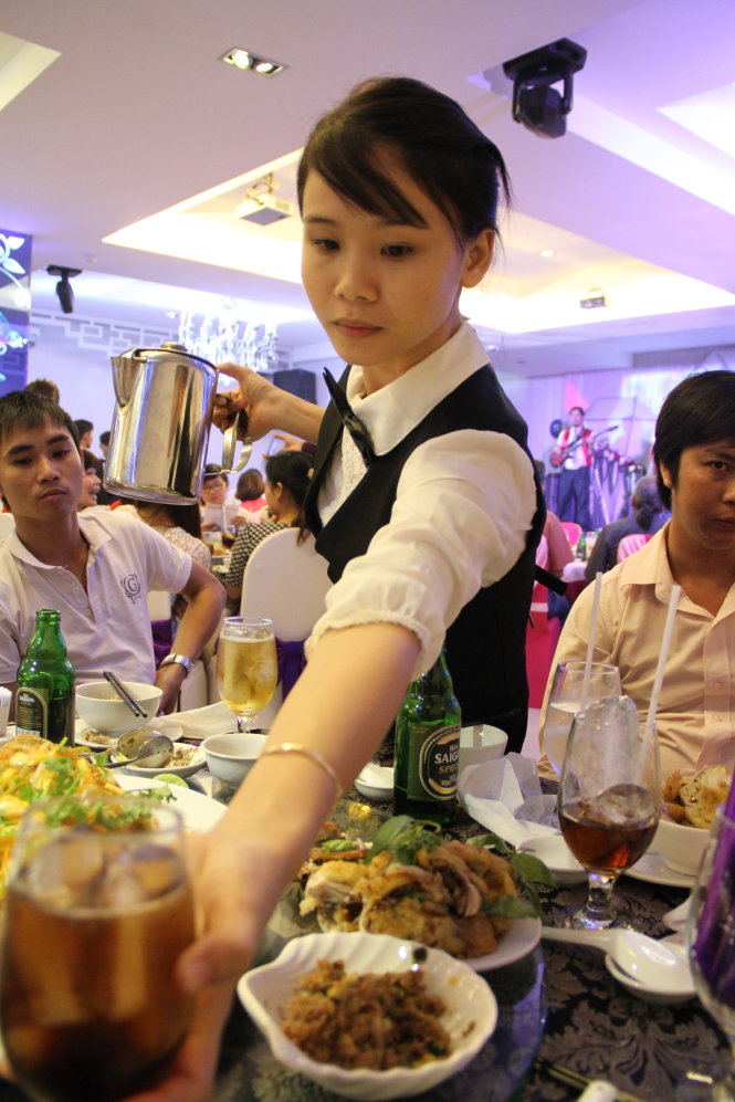 Phục vụ nhà hàng tiệc cưới là công việc quen thuộc của sinh viên trong dịp hè với mức lương từ 70.000 - 90.000 đồng/ ca - Ảnh: PHAN DƯƠNG