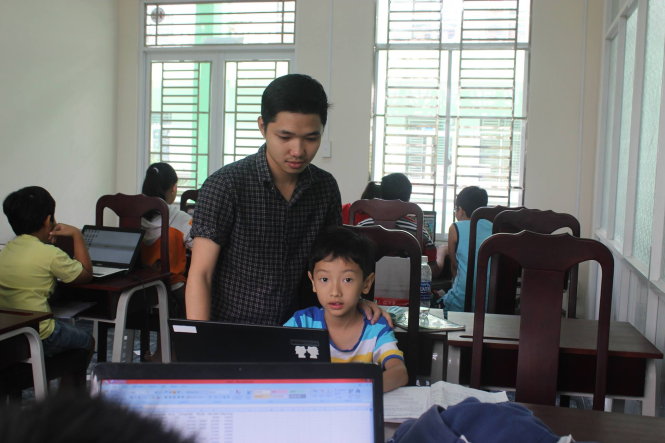 Bạn Trung Duy đang dạy tin học cho học sinh tiểu học tại Nhà Thiếu nhi tỉnh Bình Dương -  Ảnh: CẨM TIÊN