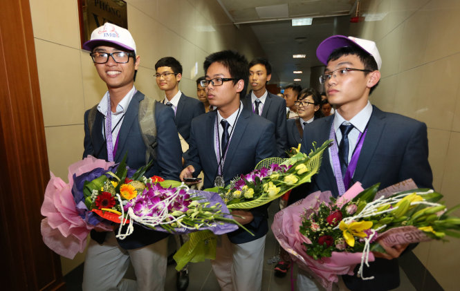 Đội tuyển Olympic toán quốc tế khi vừa trở về đến sân bay Nội Bài chiều 16-7     Ảnh: VIỆT DŨNG