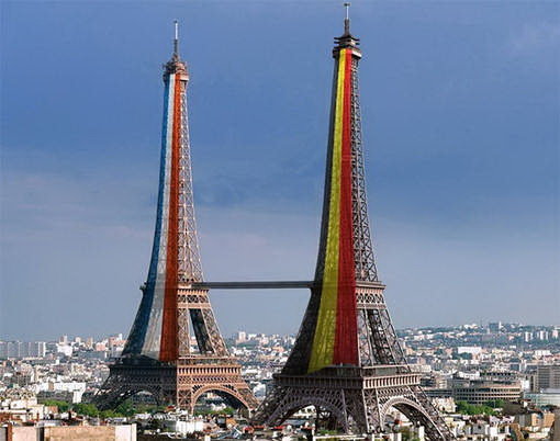 Tháp Eiffel B (phải) có gắn cờ Bỉ được nối với tháp Eiffel A (trái) có gắn cờ Pháp bằng một chiếc cầu - Ảnh: 7 sur 7