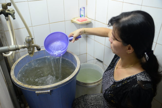 Nước máy nhà người dân ở thành phố Rạch Giá, tỉnh Kiên Giang đục ngầu và có vị lờ lợ - Ảnh: Hữu Khoa