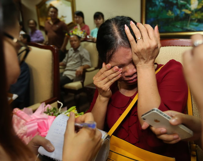 Bà Trần Thị Cầu (mẹ của Hoàng Anh Tài) xúc động khi đón con về    Ảnh: Việt Dũng