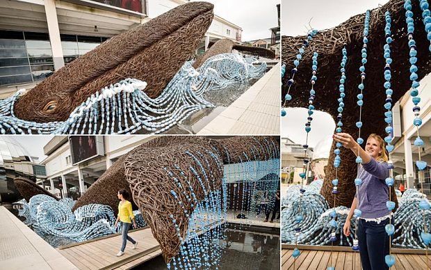 Du khách đang xem triển lãm mô hình cá voi làm từ chai nhựa - Ảnh: Telegraph