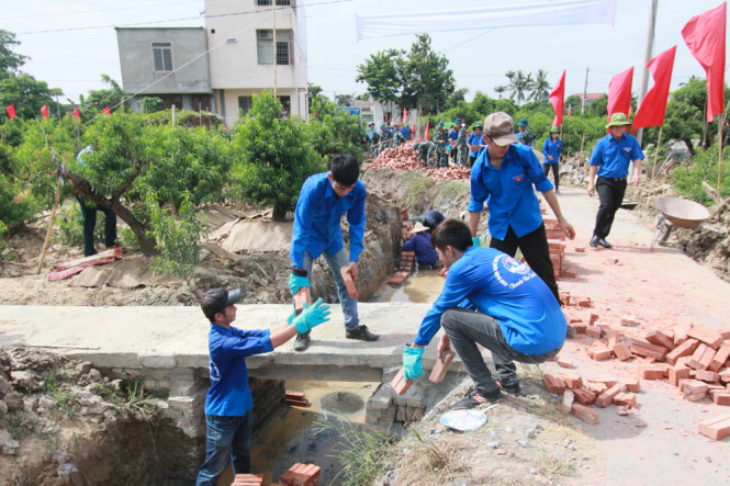 Thanh niên tình nguyện vận chuyển gạch vữa xây dựng hệ thống mương nước nội đồng - Ảnh: Tiến Thắng