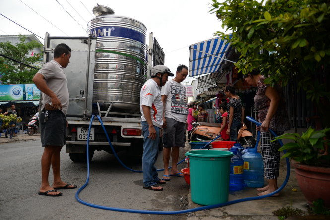 Các đơn vị ở Kiên Giang đã huy động xe bồn chở nước sạch cho người dân sinh hoạt trong những ngày thiếu nước Ảnh: Hữu Khoa