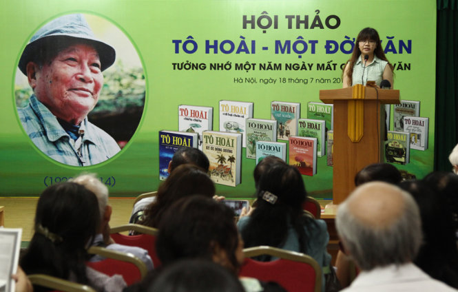 Sinh viên Đặng Thị Thanh Hà trình bày tham luận tại hội thảo  “Tô Hoài - một đời văn” - Ảnh: NGUYỄN ĐÌNH TOÁN