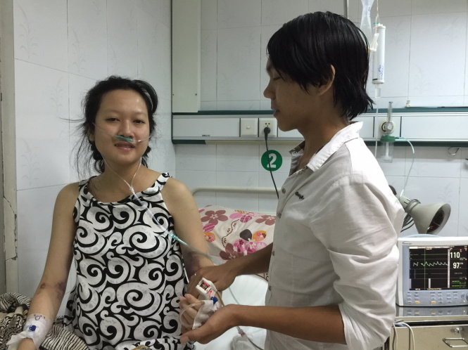 Khi nói về em bé - một mầm sống mới sắp chào đời, nét mặt bệnh nhân Nguyễn Thị Linh Huệ tươi hẳn dù cơ thể đang nóng sốt và suy hô hấp nặng - Ảnh: TỐ OANH