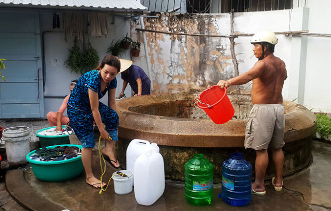 Người dân lấy nước tại một cái giếng cổ về sinh hoạt khi Rạch Giá cúp nước