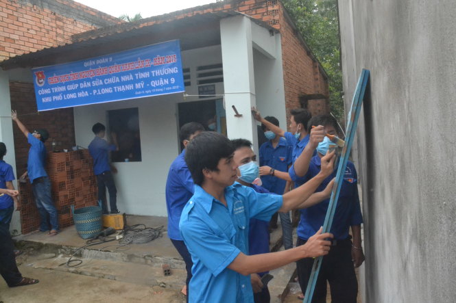 Các tình nguyện viên Hành quân xanh đang sửa chữa căn nhà của chị Nguyễn Thị Chót  Ảnh: QUANG PHƯƠNG