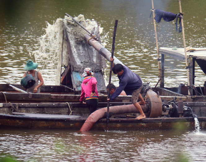 Các thuyền máy dùng “vòi rồng” hút cát lậu ngay sát bờ sông Hương thuộc thôn Vĩ Dạ (xã Thủy Bằng) vào trưa 23-6 Ảnh: NGỌC HIỂN