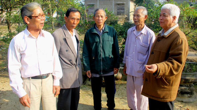 Những cựu chiến binh đứng đơn tố cáo việc khai man thành tích của ông Hồ Xuân Mãn - Ảnh: Trường An