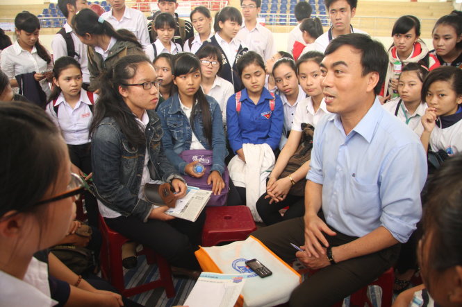 TS Phạm Tấn Hạ, trưởng phòng đào tạo Trường ĐH Khoa học xã hội và nhân văn (ĐHQG TP.HCM), đang tư vấn cho thí sinh trong chương trình tư vấn tuyển sinh - hướng nghiệp 2015 do báo Tuổi Trẻ tổ chức - Ảnh: Trần Huỳnh