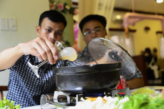 Một quán ăn ở quận Phú Nhuận, TP.HCM dùng collagen cho vào nồi lẩu được khách hàng ưa chuộng    Ảnh: DUYÊN PHAN