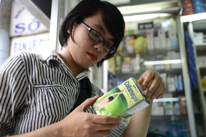 Một khách hàng mua collagen tại hiệu thuốc ở quận Bình Thạnh, TP.HCM  Ảnh: PHAN DUYÊN
