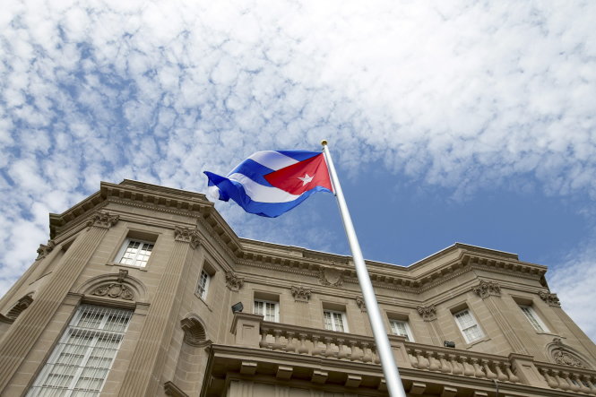 Quốc kỳ Cuba tung bay bên ngoài tòa đại sứ mới mở cửa ở Washington DC Ảnh: Reuters