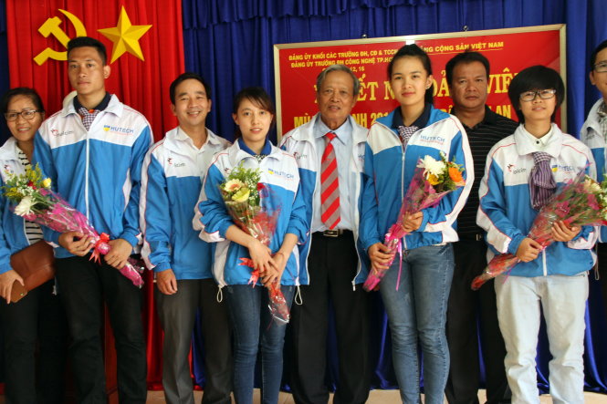 Lãnh đạo Trường ĐH Công nghệ TP.HCM chúc mừng các đảng viên mới tại xã Đào Hữu Cảnh, huyện Châu Phú, An Giang Ảnh: P.DƯƠNG