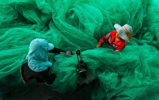 Sau khi bức ảnh Đan lưới đánh cá (trái) của Phạm Tỵ đoạt giải thưởng quốc tế Smithsonian, nhiều tác giả tiếp tục chụp theo môtip đan lưới đánh cá