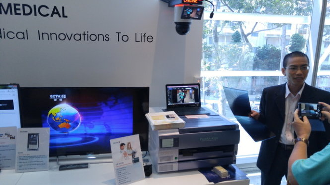 Đại diện Sony giới thiệu máy in phim X-quang - Ảnh: T.Trực