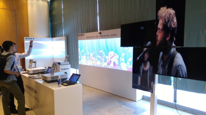 Khách tham quan tìm hiểu về các loại máy chiếu chuyên dụng của Sony tại triển lãm - Ảnh: T.Trực