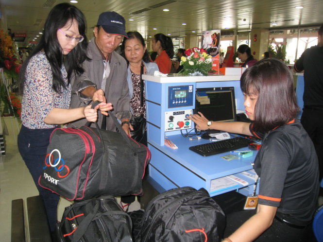 Hành khách đi Jetstar Pacific Airlines - Ảnh: Lê Nam