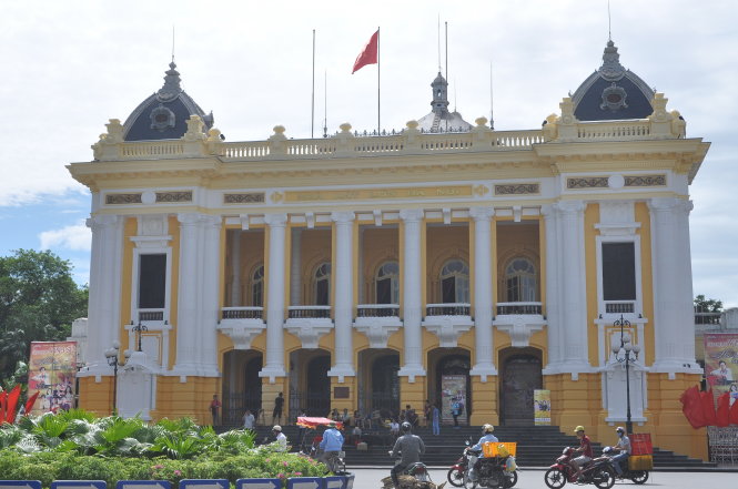 Mặt tiền Nhà hát lớn Hà Nội đang được phủ lớp sơn mới - Ảnh: V.V.Tuân